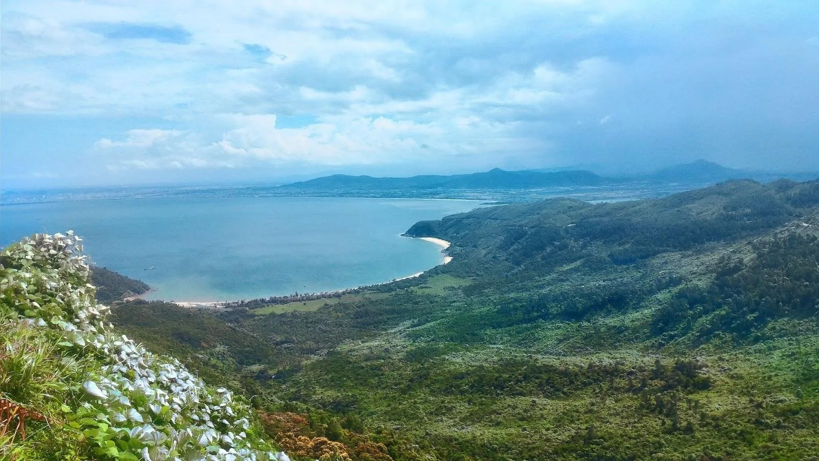 Cảnh quan sơn thủy hữu tình tại Hải Vân Bay mang lại cho con người sự an yên trong tâm trí