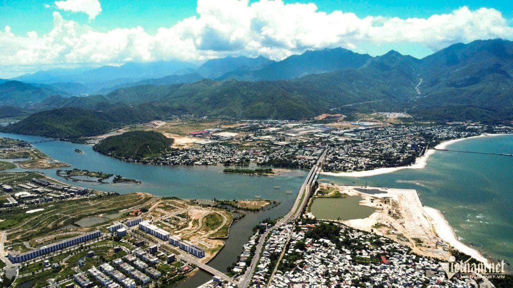 Vị trí 1: Khu logistics liên kết trực tiếp với cảng Liên Chiểu và ga Kim Liên.
Vị trí 2: Khu logistics tích hợp cảng biển và chế biến phục vụ tái xuất khẩu, kết nối chặt chẽ với vị trí 1 để ra cảng Liên Chiểu.