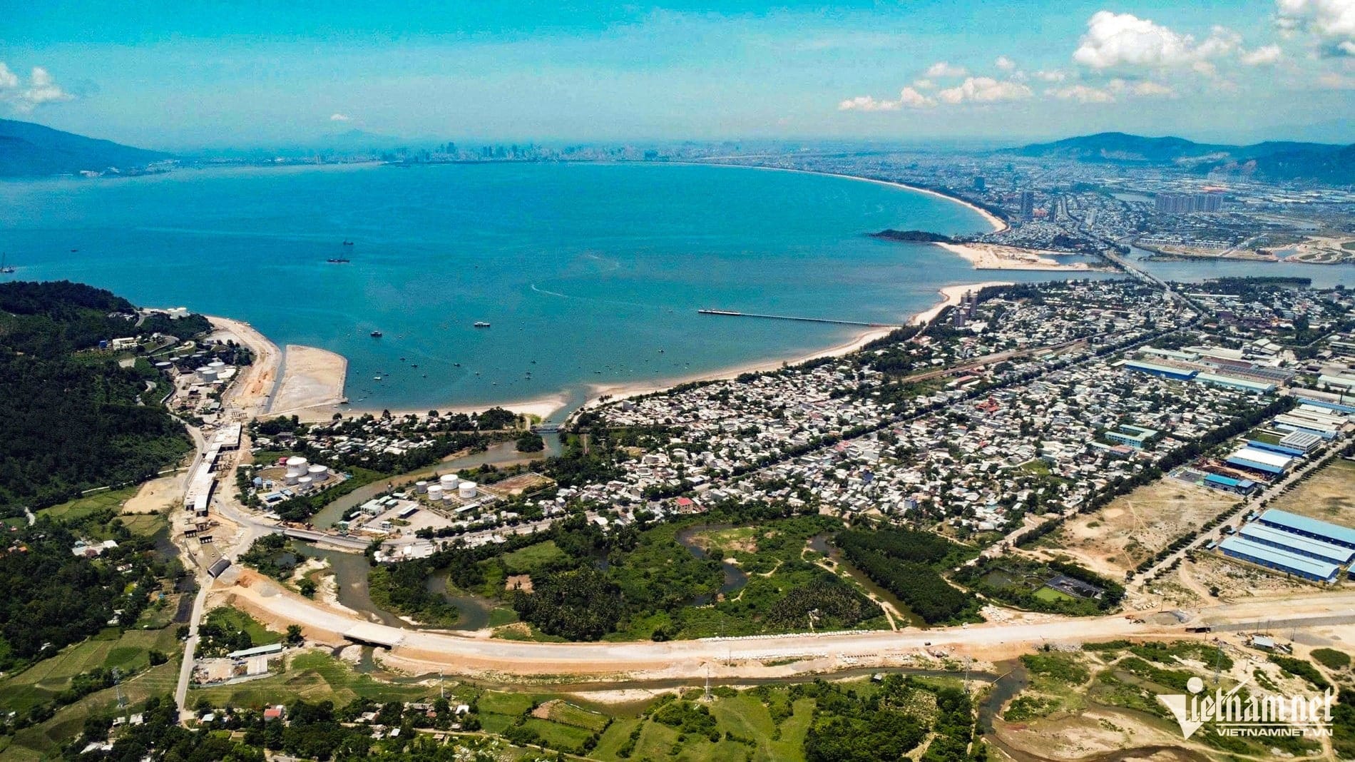 Vị trí 1 và 2 nằm tại phường Hải Vân, với tổng diện tích khoảng 177ha, giáp chân đèo Hải Vân, sông Cu Đê, vịnh Kim Liên và Khu công nghiệp Liên Chiểu.