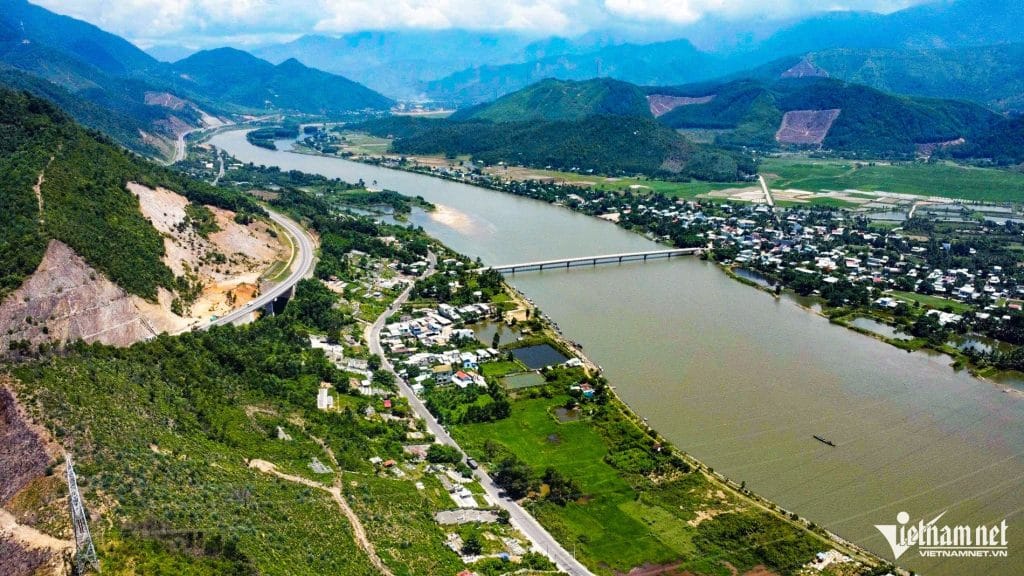 Vị trí 3 (500ha, phường Hải Vân): Khu phức hợp đa chức năng logistics - sản xuất - thương mại dịch vụ sinh thái dọc sông Cu Đê, liên thông cảng Liên Chiểu.Retry