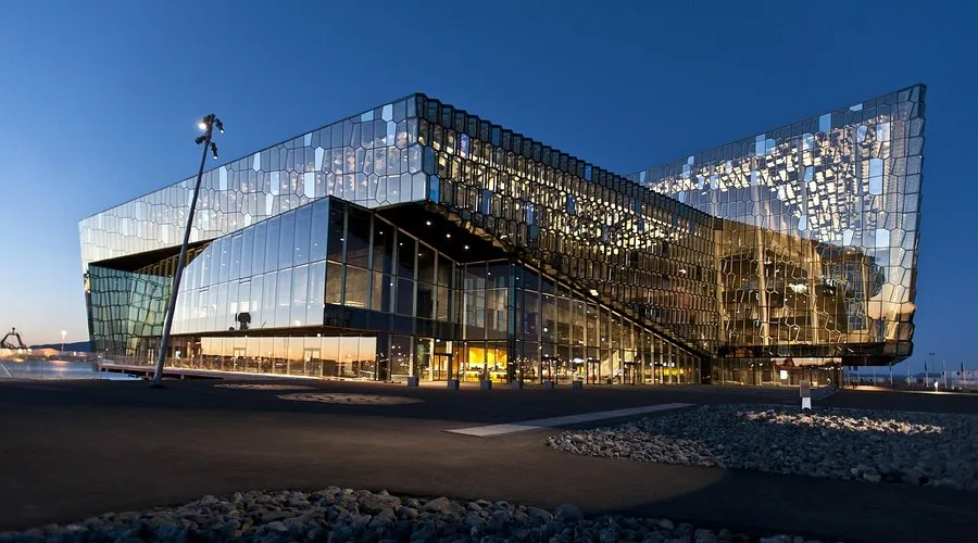 Khu thương mại tự do 1 và 2 nằm tại phường Hải Vân, với tổng diện tích khoảng 177ha, giáp chân đèo Hải Vân, sông Cu Đê, vịnh Kim Liên và Khu công nghiệp Liên Chiểu.