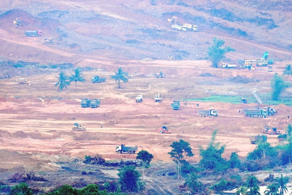 Công trường Vinhomes Hải Vân Bay nhìn từ trên cao, hàng chục xe tải và máy móc hoạt động không ngừng để san lấp và mở rộng mặt bằng.