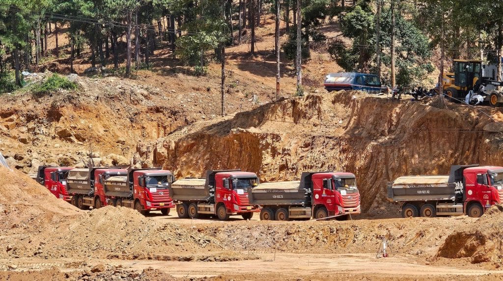 Hàng loạt xe tải chở đất đá nối đuôi nhau ra vào, góp phần đẩy nhanh tiến độ thi công dự án Vinhomes Hải Vân Bay