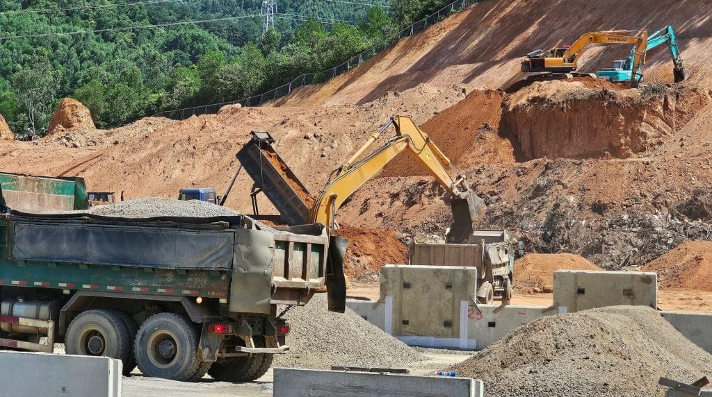 Khu đầu đường dẫn vào suối Lương thuộc dự án Vinhomes Làng Vân đang được tăng tốc thi công, với nhiều phương tiện và máy móc hoạt động liên tục.
