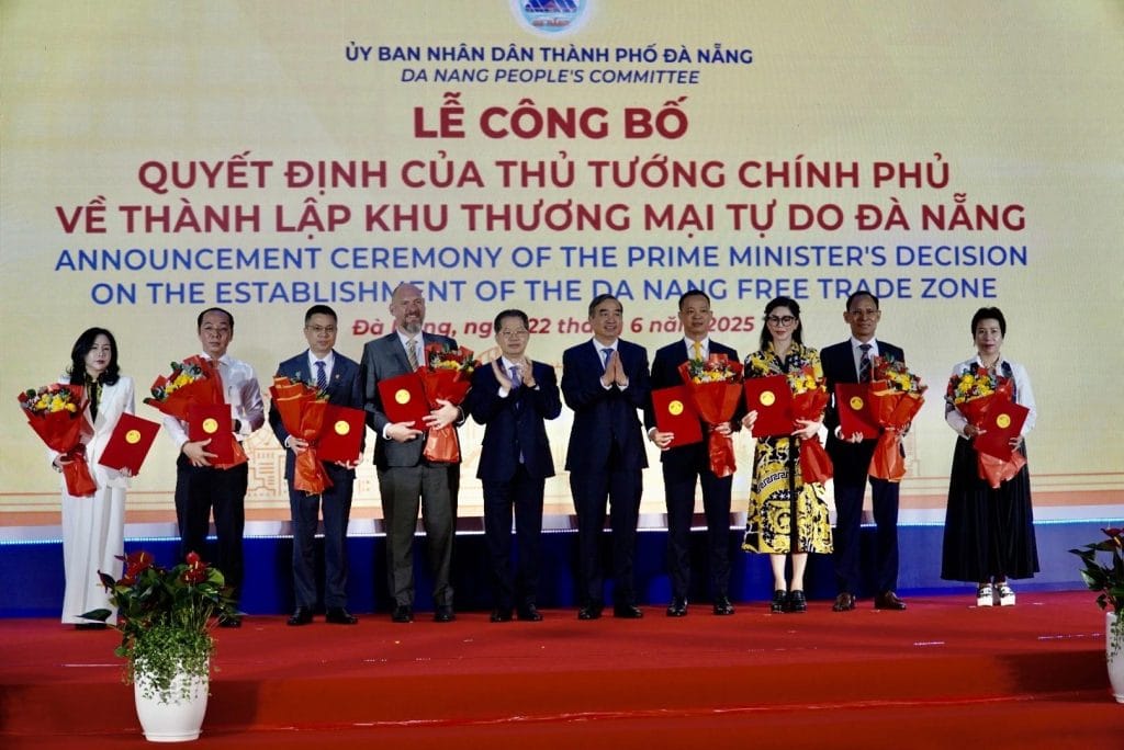 UBND TP.Đà Nẵng trao biên bản ghi nhớ về đầu tư vào khu thương mại tự do cho 8 nhà đầu tư chiến lược