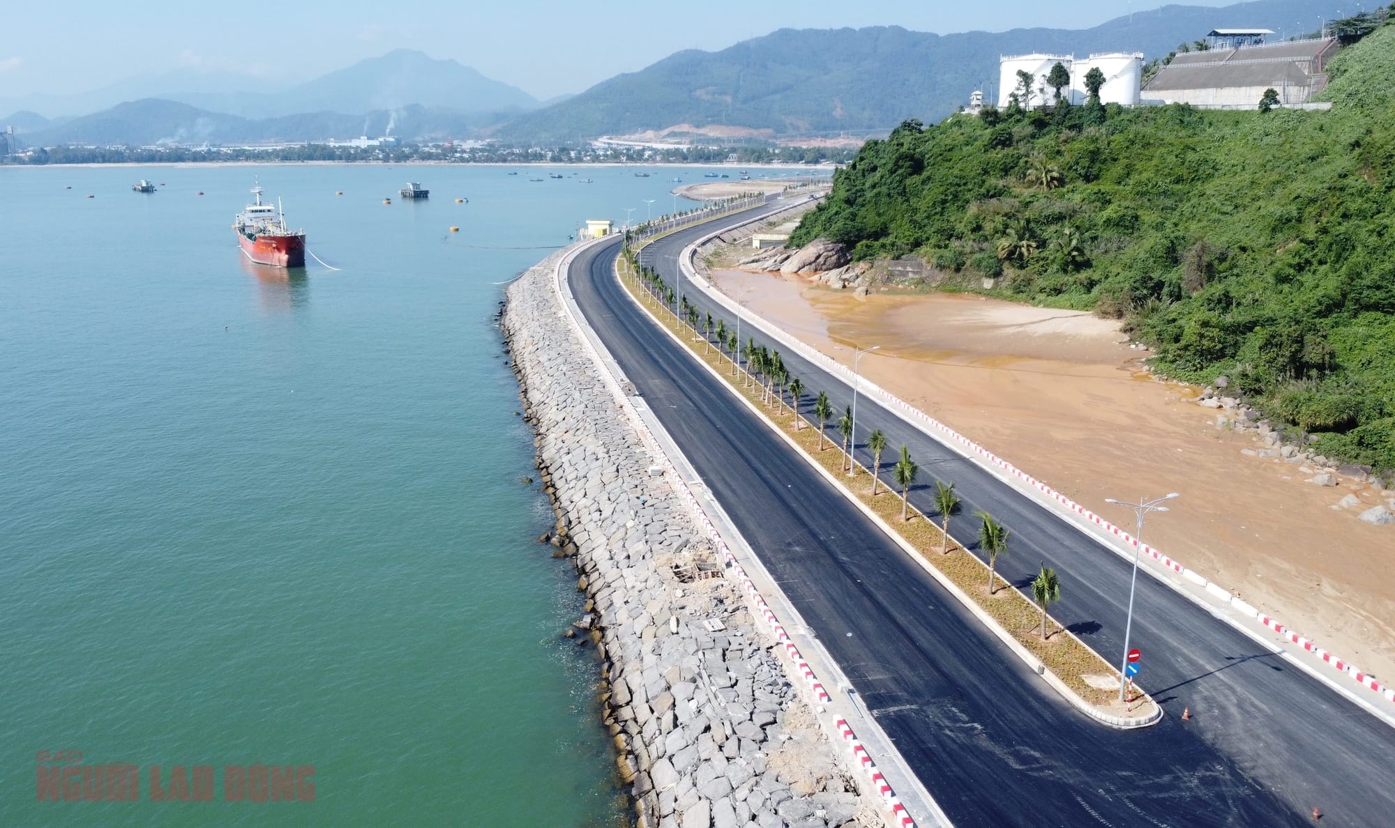 Các hạng mục chính như kè – đê chắn sóng (công trình cấp đặc biệt), luồng tàu và khu nước, giao thông kết nối cảng cùng các hạ tầng kỹ thuật khác cơ bản đã hoàn thiện, chỉ còn những phần việc cuối cùng để đồng bộ, nghiệm thu và bàn giao