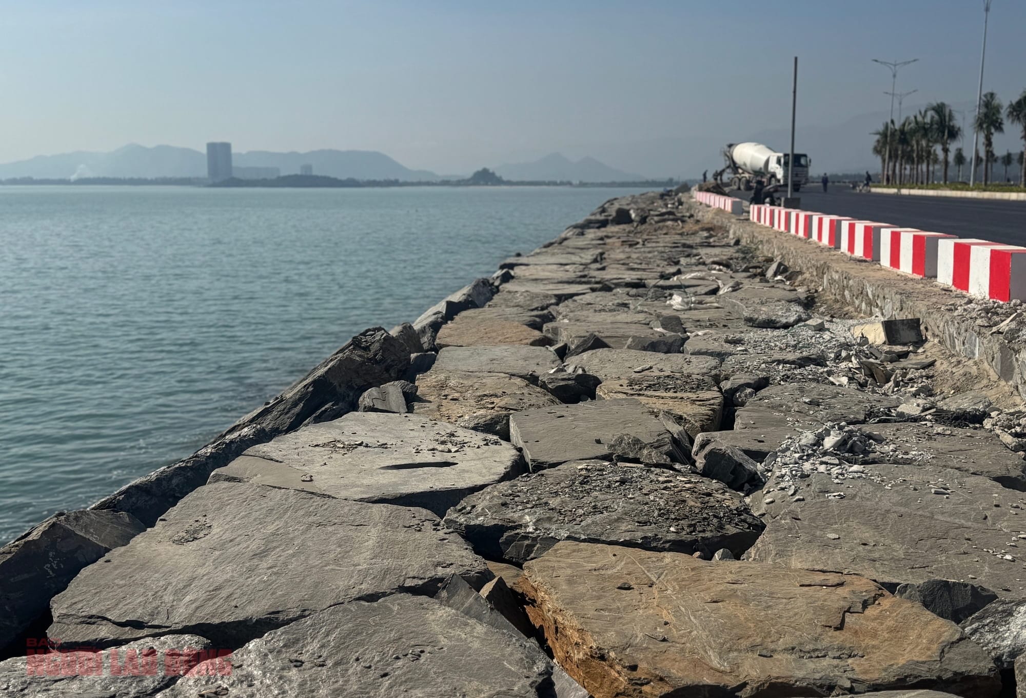 Nhiều vị trí thi công có mực nước sâu từ 8–10 mét, chịu tác động trực tiếp của sóng, gió và thủy triều.