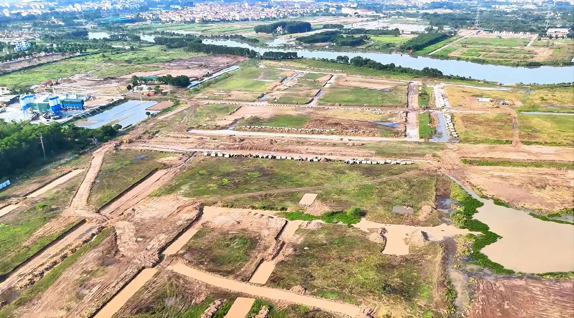 Tiến độ thi công hạ tầng khu đô thị Pearl Rivera Hà Nội tại xã Tiền Phong, huyện Mê Linh.